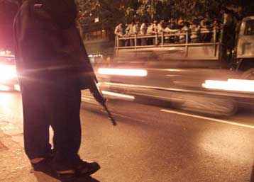 Αντιαμερικανικές κορόνες συγκλονίζουν το Πακιστάν, στον απόηχο της επίθεσης στην Καμπούλ