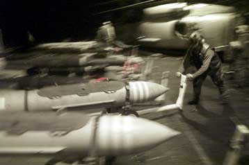 ΗΠΑ, Βρετανία και Βόρεια Συμμαχία σφυροκοπούν τους Ταλεμπάν – Πολλοί οι νεκροί της επιχείρησης