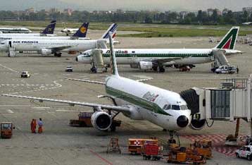 Τουλάχιστον 100 νεκροί έπειτα από σύγκρουση αεροσκαφών στο αεροδρόμιο του Μιλάνου