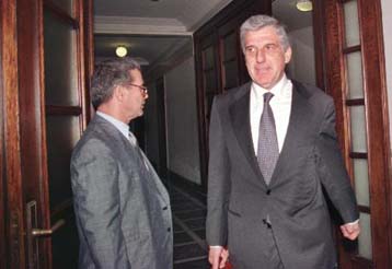 Οι οικονομικές επιπτώσεις του πολέμου επί τάπητος στο Μέγαρο Μαξίμου