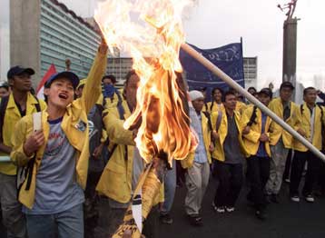Νέες συγκρούσεις στην Ινδονησία μεταξύ μουσουλμάνων φοιτητών και αστυνομίας