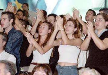 Κριτική, αιχμές και ενωτική διάθεση στις τοποθετήσεις στελεχών του κυβερνώντος κόμματος