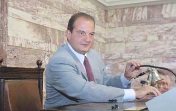 «Συμπεριφέρεται σαν μικρός κομματάρχης» δήλωσε ο Κ.Καραμανλής για τον πρωθυπουργό