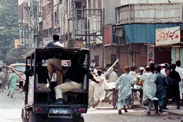 Βίαιες συγκρούσεις στο Πακιστάν μεταξύ μουσουλμάνων και δυνάμεων ασφαλείας