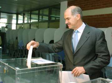 Ενωτικά εμφανίστηκαν τα στελέχη του ΠΑΣΟΚ προσερχόμενα στις κάλπες