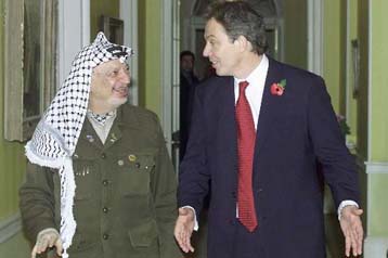 Στη Βρετανία έφτασε ο Αραφάτ, προκειμένου να συναντηθεί με τον Μπλερ