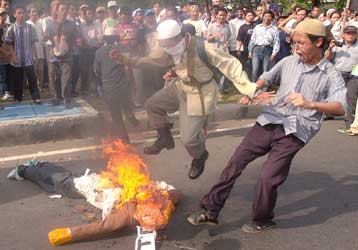 Νέα επεισόδια στην Ινδονησία κατά τη διάρκεια διαδηλώσεων εναντίον των ΗΠΑ