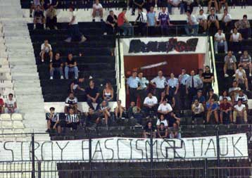 Διέφυγαν τον κίνδυνο οι οπαδοί του ΠΑΟΚ που έπεσαν από τη Θύρα 4 στην Τούμπα