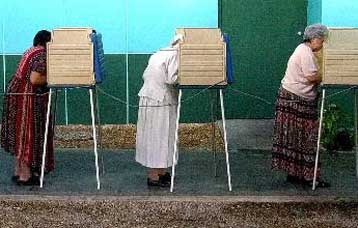 Μόλις το 18% των Ελλήνων εμπιστεύεται τα κόμματα – Ανάλογη η εικόνα στην ΕΕ