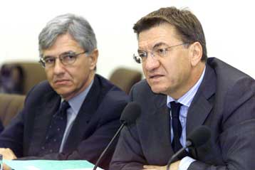 Ο πρωθυπουργός αποφασίζει για τον ανασχηματισμό, δηλώνουν Γιαννίτσης και Ευθυμίου