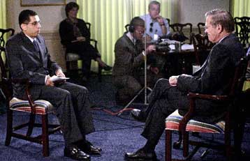 Πολεμάμε την τρομοκρατία, όχι τη θρησκεία, διευκρινίζει ο Ράμσφελντ