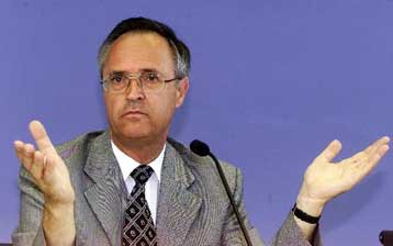 Ανάπτυξη 0,75% για τη γερμανική οικονομία το 2001 προέβλεψε ο Χανς Αϊχελ