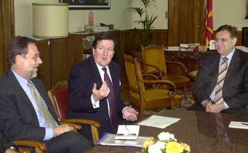 Ήλθε η ώρα της ειρήνης, τονίζουν Σολάνα και Ρόμπερτσον στην ηγεσία της ΠΓΔΜ