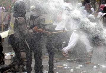 Περισσότεροι από 1.000 μουσουλμάνοι διαμαρτύρονται κατά των ΗΠΑ στην Ινδονησία