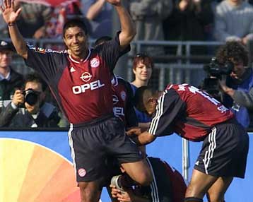 Έπιασε κορυφή η Μπάγερν μετά το 4-1 επί της Καϊζερσλάουτερν – Νίκη με 1-0 της Σάλκε