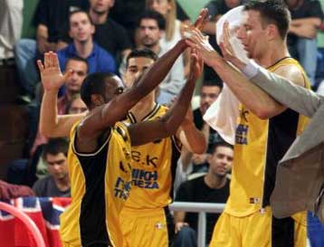 Αήττητη η ΑΕΚ και κατοστάρα από τον Ολυμπιακό επί του ΠΑΟΚ