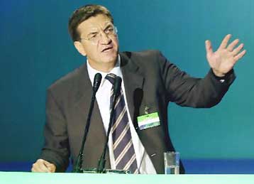 «Όχι» στο λευκό, «ναι» στον Λαλιώτη δηλώνει ο υπουργός Παιδείας