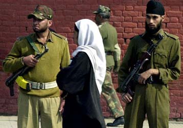 Τέσσερις νεκροί από ινδικά πυρά σε στρατιωτικό αεροδρόμιο του Τζαμού