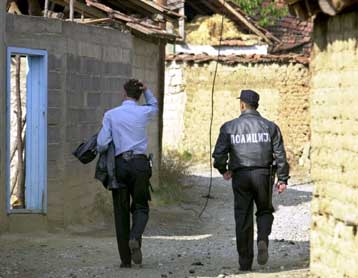 Εκρήξεις στο χωριό Τεάρτσε της ΠΓΔΜ μετά την επιστροφή αστυνομικών στα χωριά του UCK