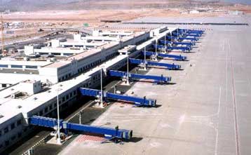 Φθηνότερα κατά 10% θα είναι τα τέλη στάθμευσης αεροσκαφών στα Σπάτα