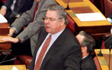 Νέες αναφορές Έβερτ για την προεκλογική αγοραπωλησία μετοχών από τη ΔΕΚΑ και το ΧΑΑ