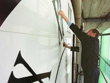 Μία ώρα πίσω τα ρολόγια τα ξημερώματα της Κυριακής