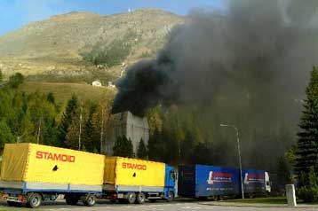 Δέκα νεκροί και πολλοί τραυματίες από σύγκρουση φορτηγών σε σήραγγα στη ΝΑ Ελβετία