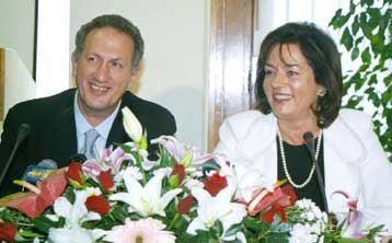 Χαμόγελα, ευχές και συγκίνηση στις τελετές παράδοσης-παραλαβής στα υπουργεία