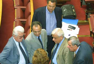 Έλεγχο των «υπογραφών» των απερχόμενων μελών της κυβέρνησης ζητά η ΝΔ