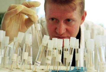 Πενταετές μορατόριουμ στη χρήση των γενετικών τεστ από τους Βρετανούς ασφαλιστές