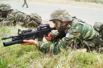 Απαλλάσσει από τις ποινές τους στρατιώτες και τους αξιωματικούς ο Στεφανόπουλος