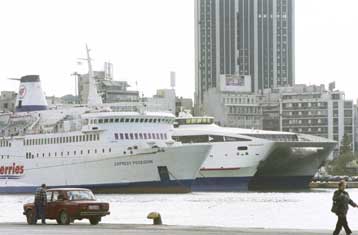 Επιτράπηκε ο απόπλους μόνο των πλοίων που εκτελούν τα δρομολόγια για Κρήτη