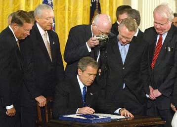 Υπεγράφη από τον Μπους ο νέος αντιτρομοκρατικός νόμος των ΗΠΑ