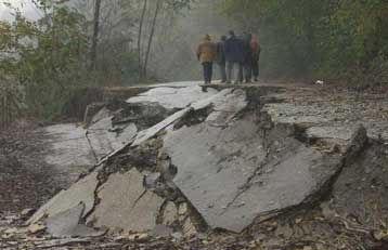 Ένας νεκρός, 130 τραυματίες από ισχυρό σεισμό στη ΝΔ Κίνα