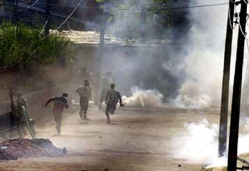 Δεκαεπτά νεκροί και πολλοί τραυματίες σε συγκρούσεις στο Κασμίρ