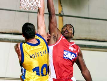 Ο Φορντ έκοψε τα φτερά του Περιστερίου και ο Ολυμπιακός κέρδισε (80-63) το «ντέρμπι»