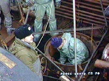 Τα συνεργεία αφαίρεσαν δύο πυραύλους από το ρωσικό υποβρύχιο