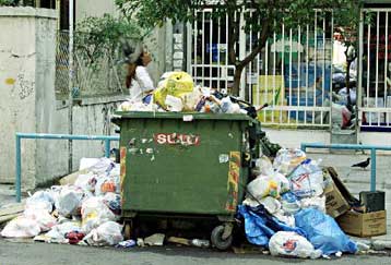 Απεργούν οι εργαζόμενοι στην καθαριότητα