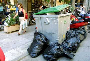 Ανέστειλαν προσωρινά την απεργία τους οι εργαζόμενοι στην καθαριότητα των δήμων