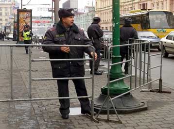 Επίθεση ακροδεξιών στη Μόσχα καταλήγει σε λουτρό αίματος