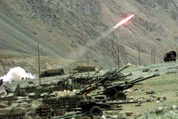 Ένας Ινδός στρατιώτης νεκρός και τέσσερις τραυματίες από πακιστανικά πυρά