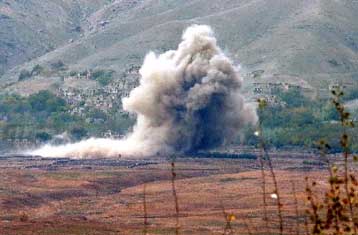 Με αμείωτη ένταση συνεχίζονται οι βομβαρδισμοί βόρεια της Καμπούλ