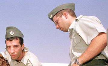 Δίκοχο τέλος για το Στρατό Ξηράς, καθιερώνεται ο μπερές από το Μάιο του 2002