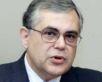 Η πίεση προς την ΕΚΤ για τα επιτόκια δεν βοηθά, τονίζει ο Λουκάς Παπαδήμος