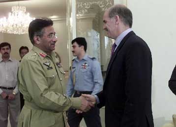 Η Ελλάδα στηρίζει τις «θαρραλέες ενέργειες» του Πακιστάν, τόνισε στον Μουσαράφ ο ΥΠΕΞ