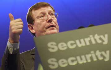 Απέτυχε να επανεκλεγεί πρωθυπουργός της Β. Ιρλανδίας ο Ντέιβιντ Τριμπλ