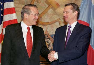 Συνάντηση Ράμσφελντ-Ιβανόφ εν όψει της περιοδείας του πρώτου στην Κεντρική Ασία