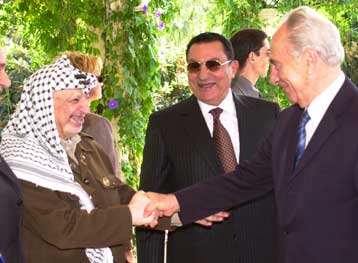 Με τον Πέρες συναντήθηκε ο Αραφάτ στη Μαγιόρκα – Ένας Ισραηλινός νεκρός στη Δ. Όχθη