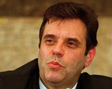 Ο Κοστούνιτσα παροτρύνει τους Σέρβους του Κοσόβου να ψηφίσουν στις τοπικές εκλογές