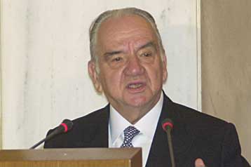 Δεν θα γίνουν απολύσεις κατά τη συγχώνευση, δηλώνει ο διοικητής της Εθνικής Τράπεζας